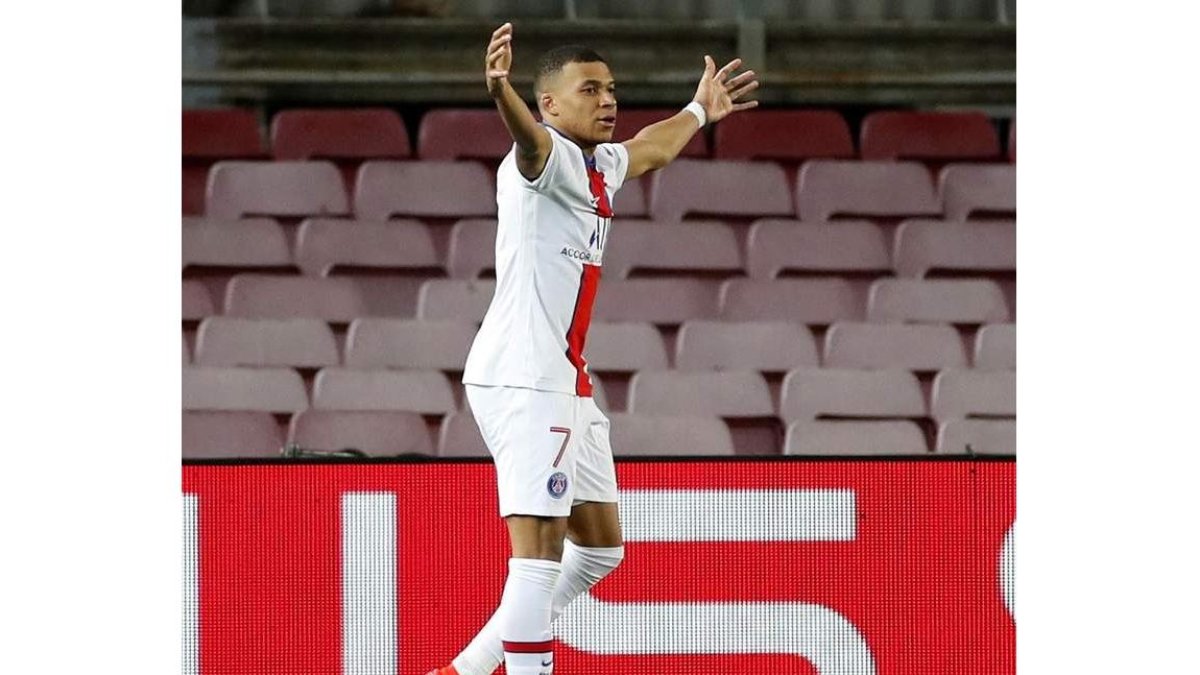 Mbappé celebra uno de sus tres goles al Barcelona. El francés fue imparable para los blaugranas. ESTÉVEZ