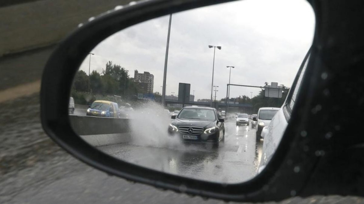 Vista de la M-30 madrileña inundada de agua tras la tormenta de granizo que ha caído en la capital española.