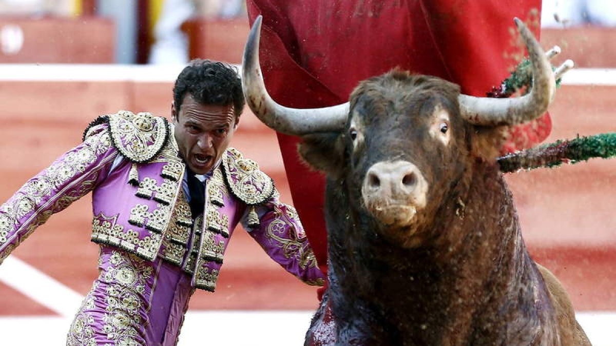 El torero Antonio Ferrera da un pase con la muleta al primero de su lote.