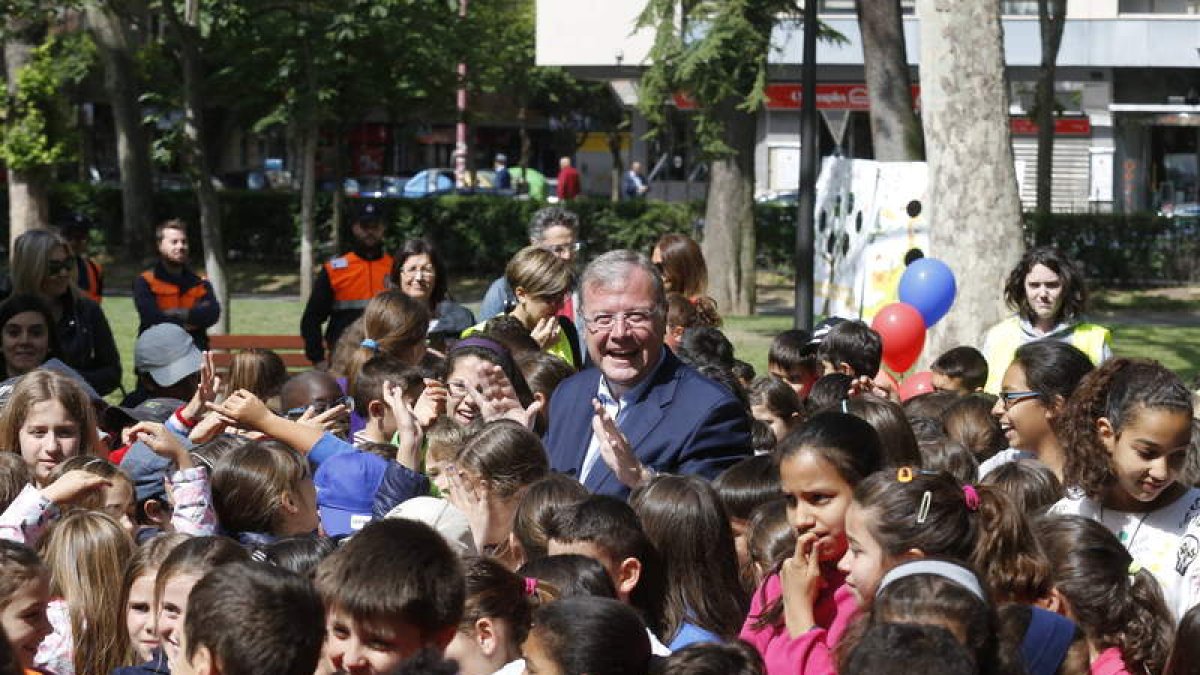 El alcalde, Antonio Silván, compartió ayer jornada con los estudiantes leoneses. MARCIANO PÉREZ