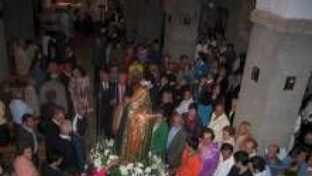 Cientos de feligreses acudieron a honrar a Nuestra Señora de la Peña