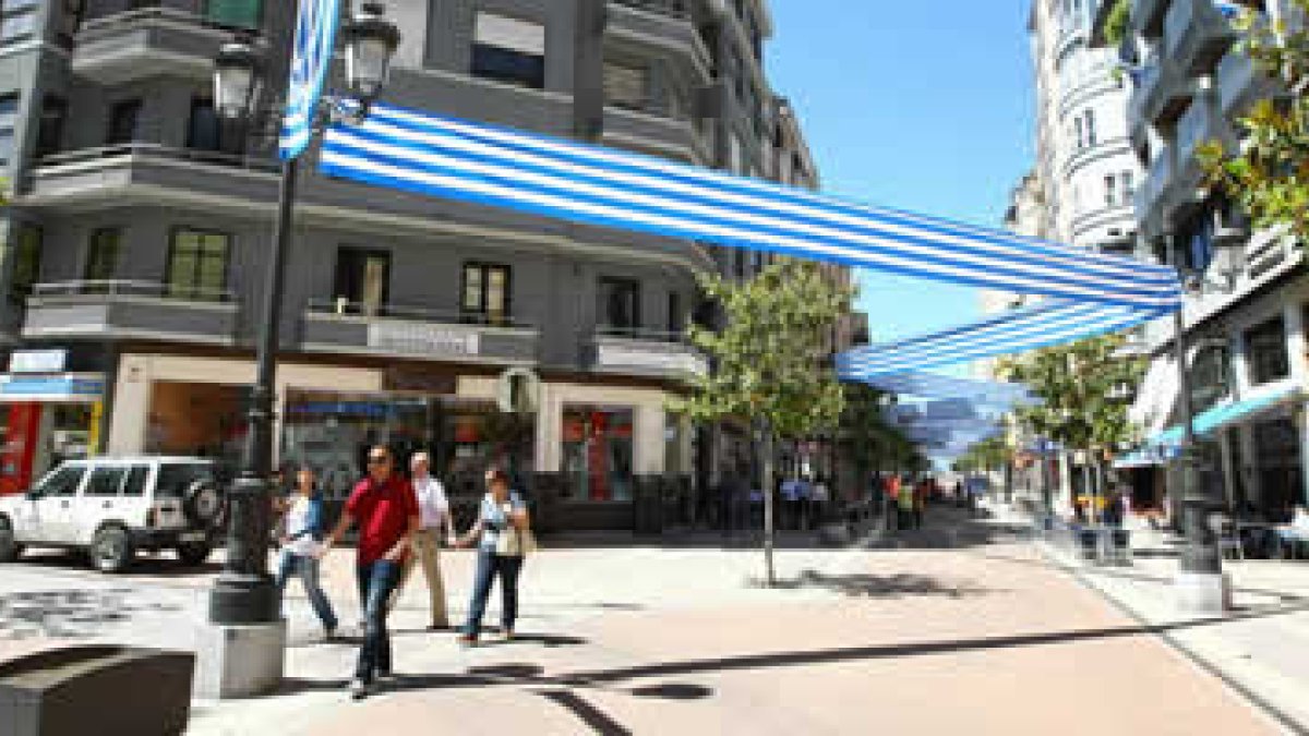La Avenida de España cubierta con un zigzag de banderas blanquiazules.