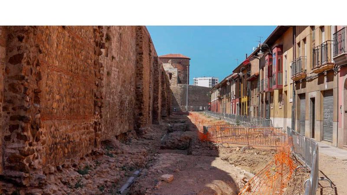 La Comisión de Patrimonio decidirá el lunes si autoriza alguna de las tres propuestas del
Ayuntamiento de León para dejar a la vista los restos originales de los cubos romanos. MIGUEL F. B.