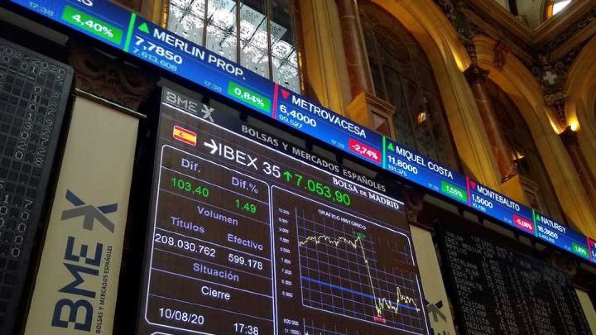 Una pantalla muestra este lunes la cotización del IBEX 35 en la Bolsa de Madrid. JORGE SALHANI