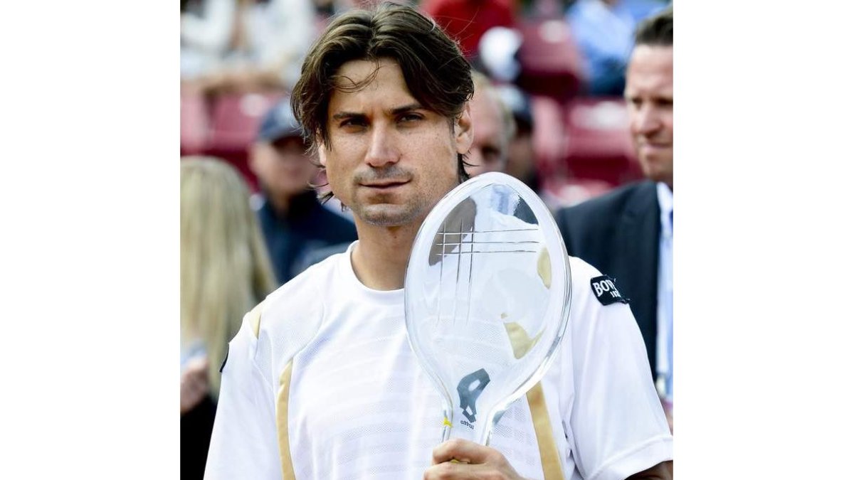 Ferrer posa con el trofeo del torneo sueco de Bastad.