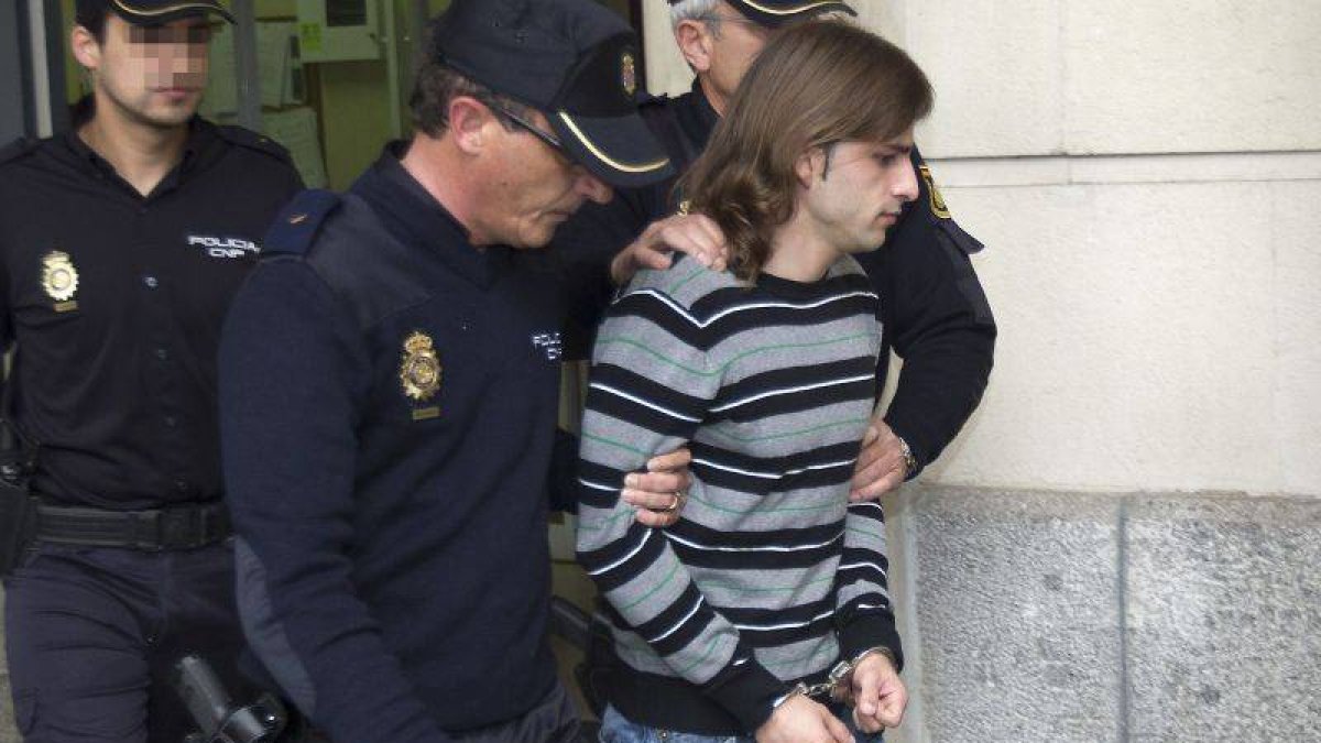 El asesino de la joven Marta del Castillo, Miguel Carcaño, escoltado con fuerte protección policial, durante su traslado el 29 de abril de 2013.