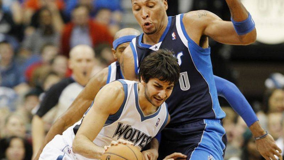 Ricky Rubio intenta driblar a Shawn Marion en el partido del regreso del base catalán nueve meses después de su grave lesión de rodilla.