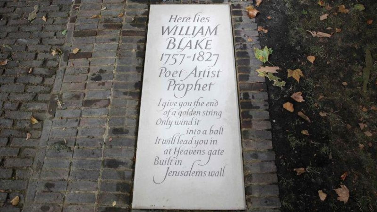 La nueva lápida de Blake, con un fragmento de Jerusalem, su poema más célebre.