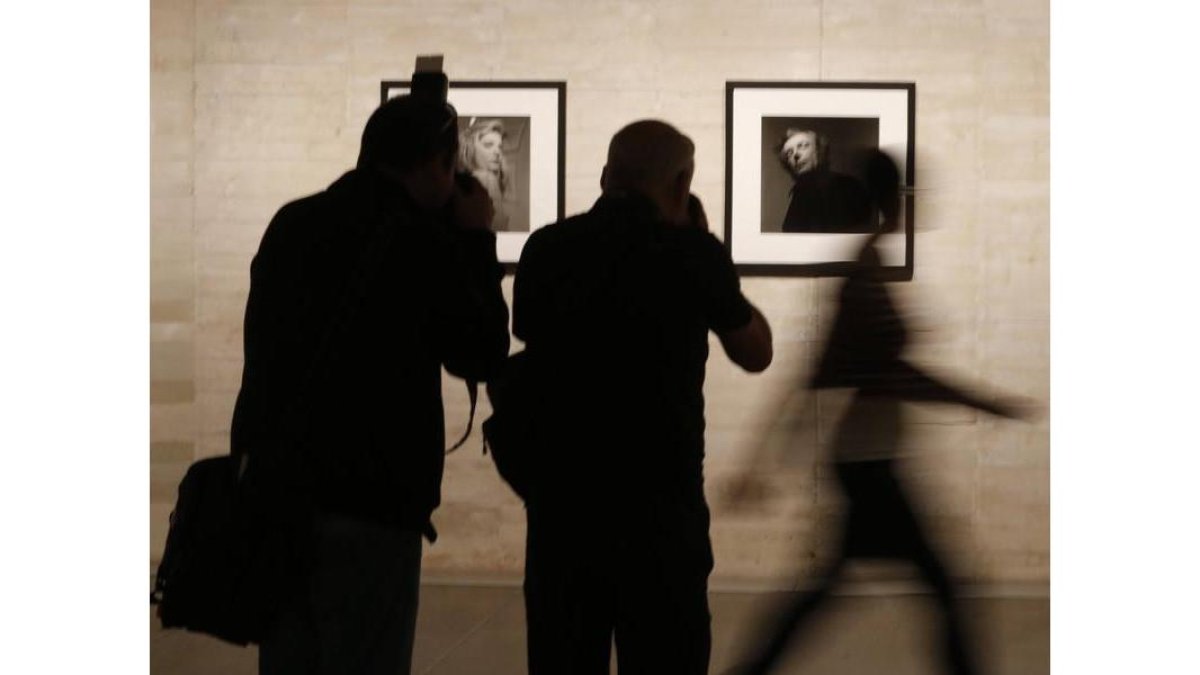 Dos fotógrafos fotografían la exposición de García-Alix en el Musac
