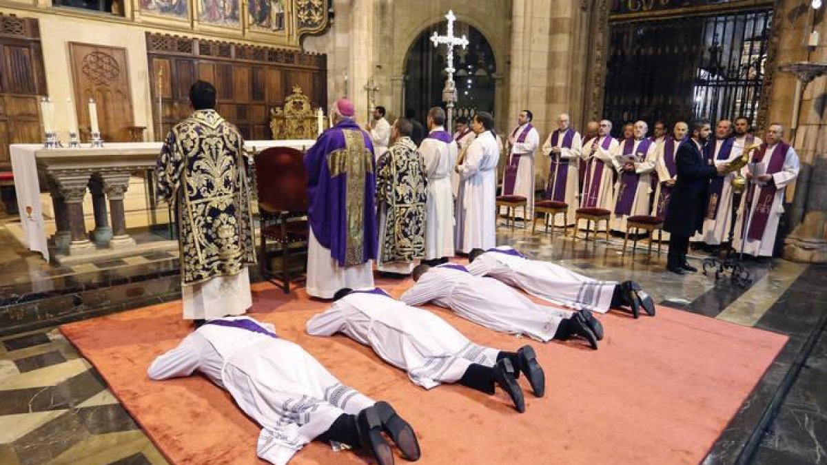 El obispo de la Diócesis de León, Julián López, preside la ordenación de cuatro presbíteros en la catedral