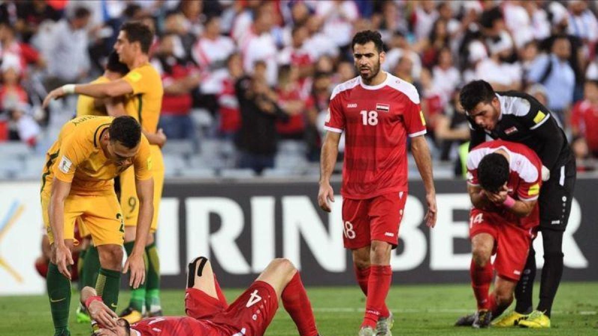 El australiano Sainsbury consuela al sirio Jehad al Baour tras el partido.