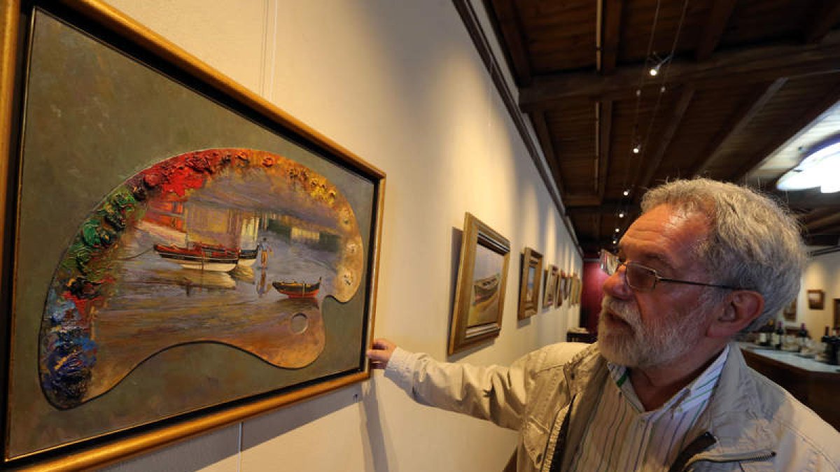 El pintor gallego Manuel Vidal, ayer en el Palacio de Canedo con una de sus obras.