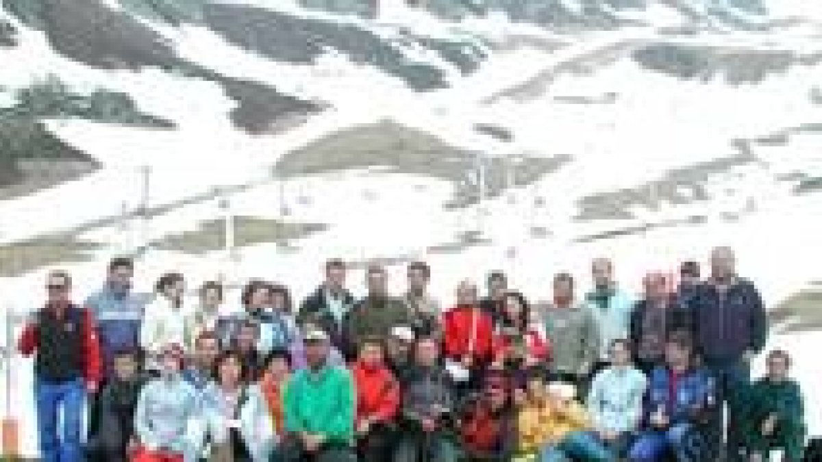 Alumnos y profesores del curso, al pie de las instalaciones de la estación de esquí San Isidro