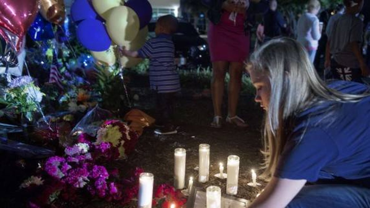 Vecinos de Roanoke colocan velas en el memorial por la periodista asesinada.