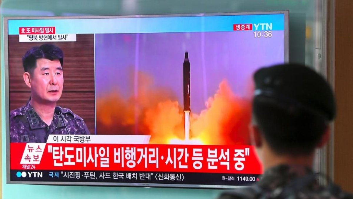 Un soldado surcoreano mira un informativo que da cuenta del lanzamiento del misil, este martes en Seúl.