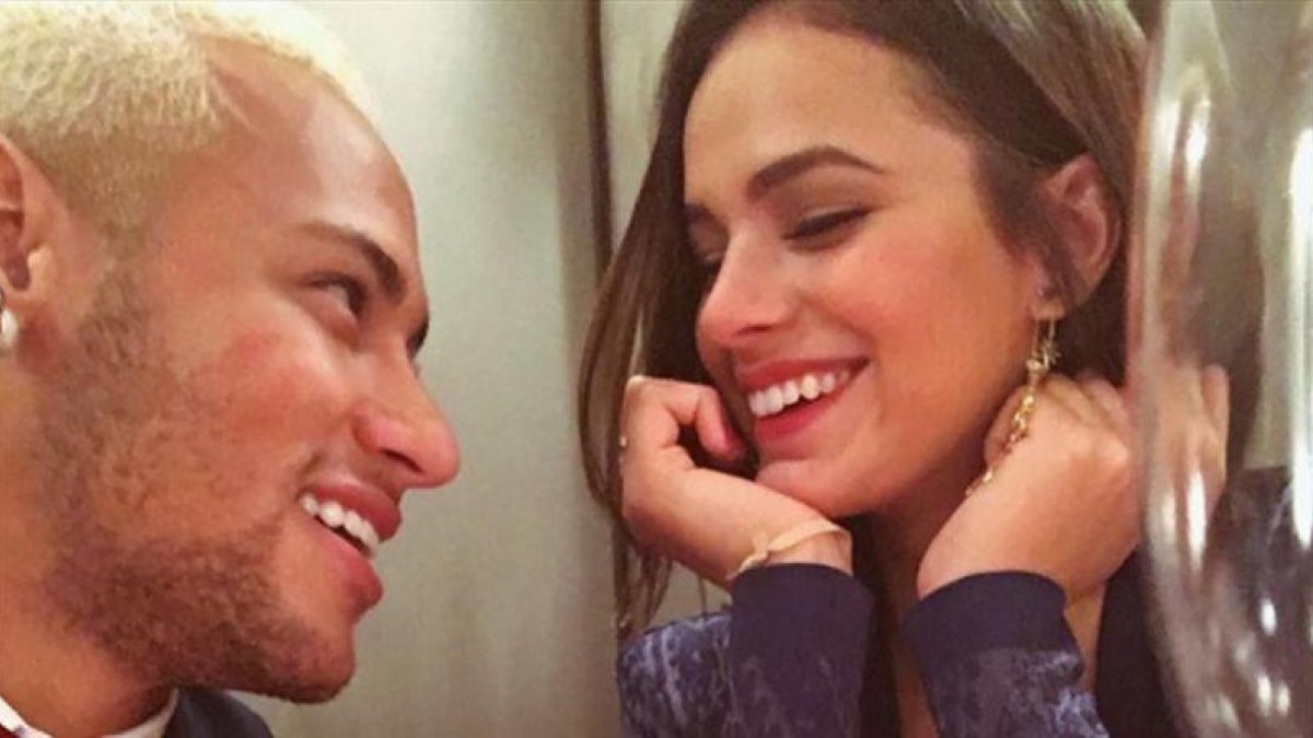 Neymar posa con su novia para Instagram.
