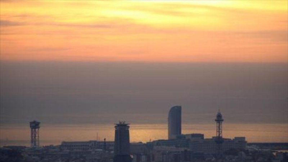 Panorámica de la ciudad de Barcelona bajo una espesa nube de contaminación.