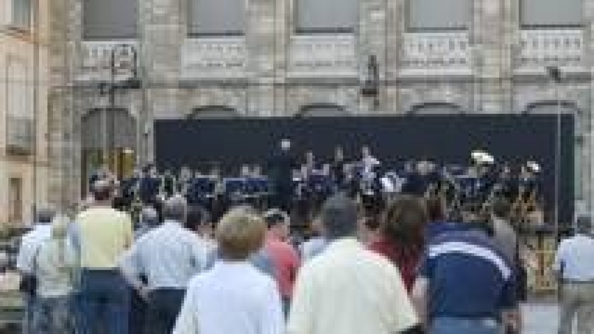 La banda de música de León ofreció un concierto en la plaza de la catedral