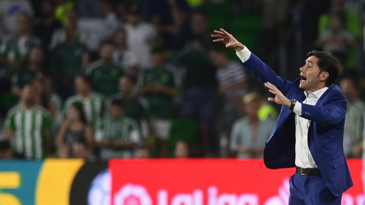 Marcelino da instrucciones a los jugadores del Valencia en el Benito Villamarín.