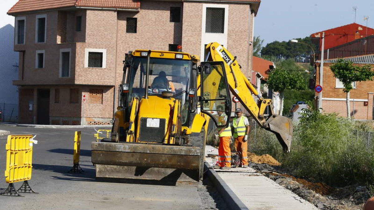 La mejora de calles del municipio ha comenzado con asfalto y aceras en Navatejera.