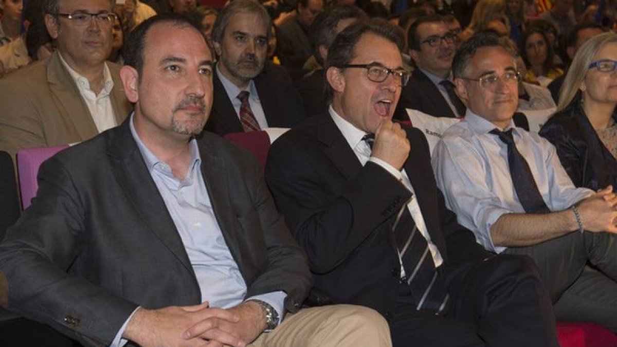 El 'conseller' de Interior, Ramon Espadaler, el 'president' Artur Mas y el candidato Ramon Tremosa, en un mitin, ayer, en Tarragona.