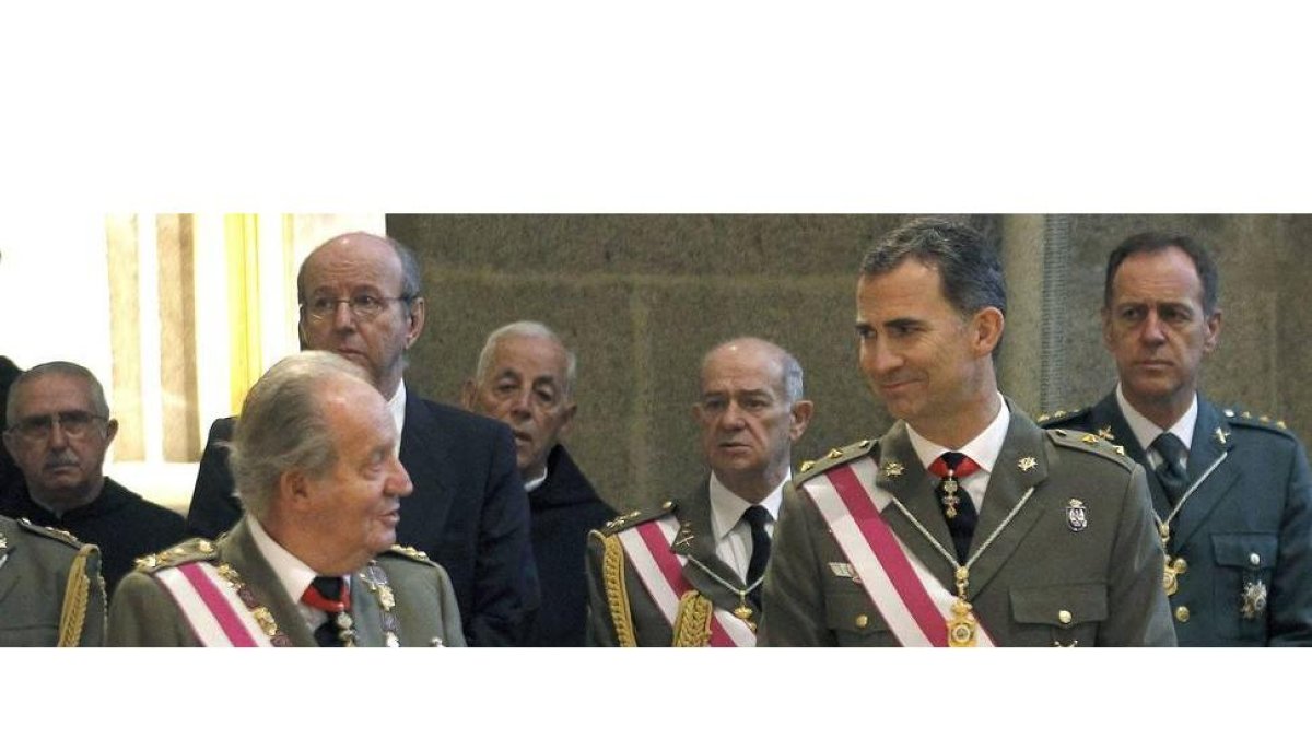 Don Juan Carlos y su hijo Felipe hoy en el monasterio de San Lorenzo de El Escorial  donde el monarca ha presidido la solemne ceremonia militar de la Orden de San Hermenegildo, creada hace dos siglos para premiar conductas militares ejemplares, en el prim