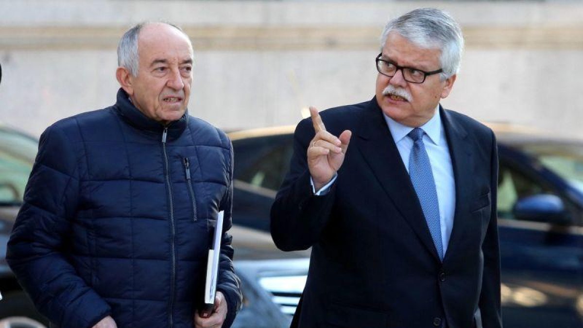 Momento de la llegada de Miguel Ángel Fernández Ordóñez a la Audiencia Nacional acompañado de su abogado.