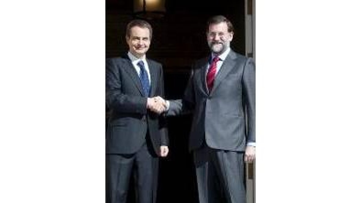 Zapatero y Rajoy se saludan en su última reunión el 28 de marzo