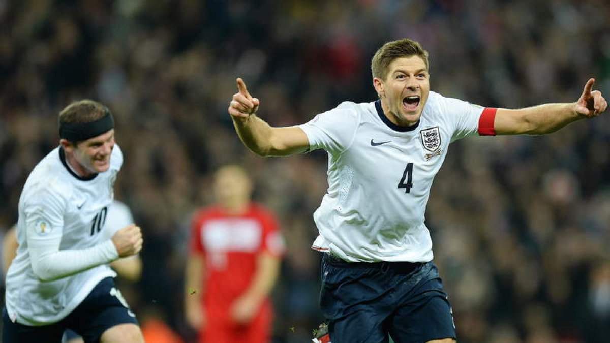 El jugador de Inglaterra Gerrard, derecha, celebra un gol con su compañero Rooney ante Polonia.