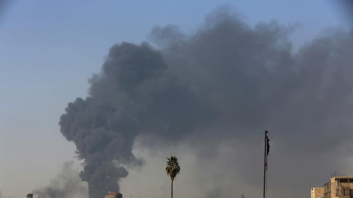 Una columna de humo se eleva en Mosul.