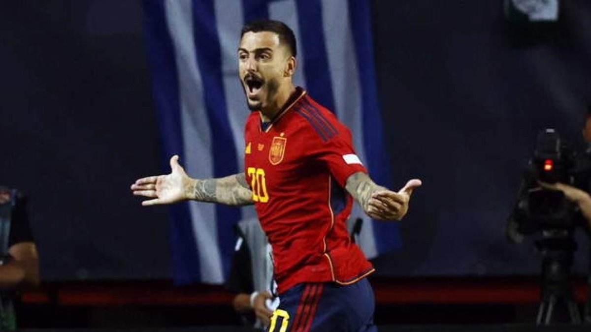 Joselu apenas necesitó unos minutos para mostrar su olfato goleador y meter a España en la final de la Liga de Naciones UEFA. VAN STEEN