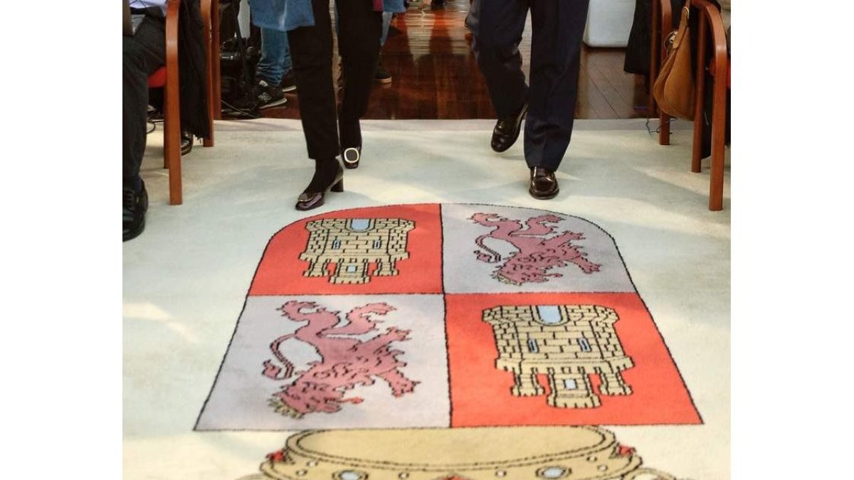 El escudo de Castilla y León en una de las alfombras de la sede de la Junta.
