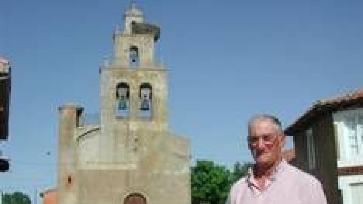 El presidente de la junta vecinal, Isidoro Pozo, delante de la iglesia de Villarrín