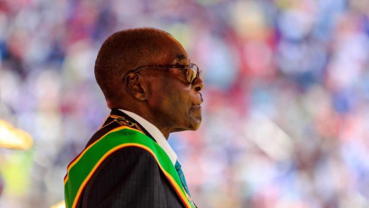 El presidente de Zimbabue, Robert Mugabe, en la celebración del 37 aniversario de la independencia del país.