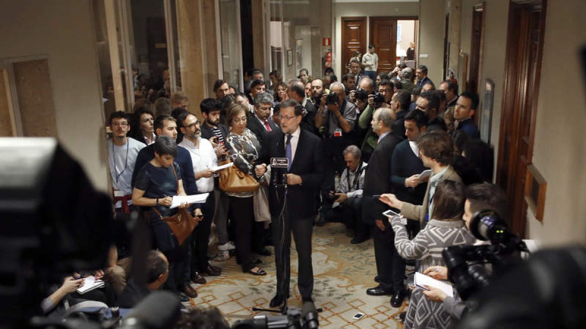 Mariano Rajoy habla con los periodistas tras formalizar su acta como diputado.