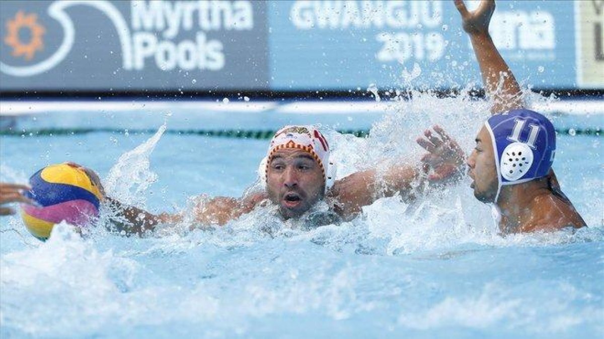 Felipe Perrone trata de coger el balón ante el japonés Keigo Okawa.