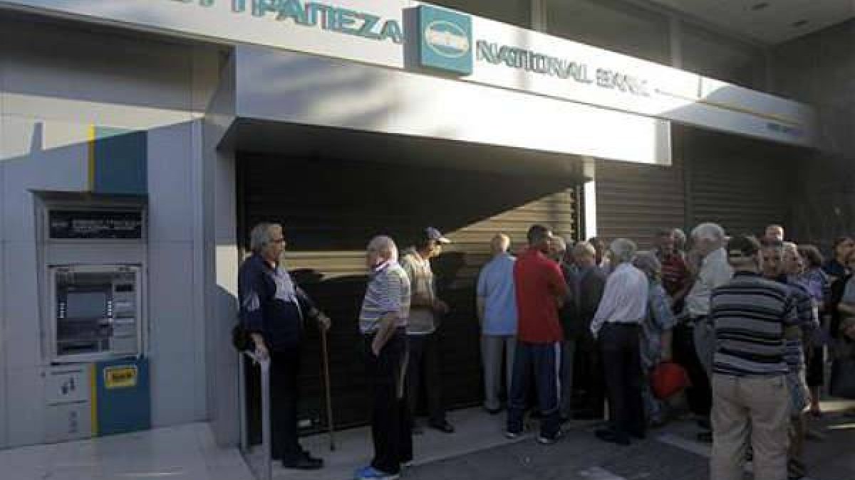 Con los controles de capital ya vigentes este lunes en Grecia, los jubilados han acudido por la mañana a las entidades bancarias a por sus pensiones.