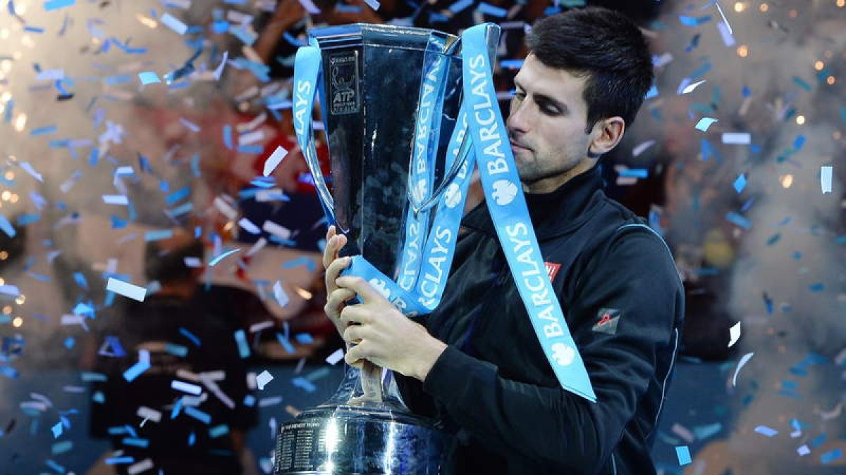 Djokovic repitió éxito en la Copa de Maestros. El serbio levantó ayer el trofeo de campeón.