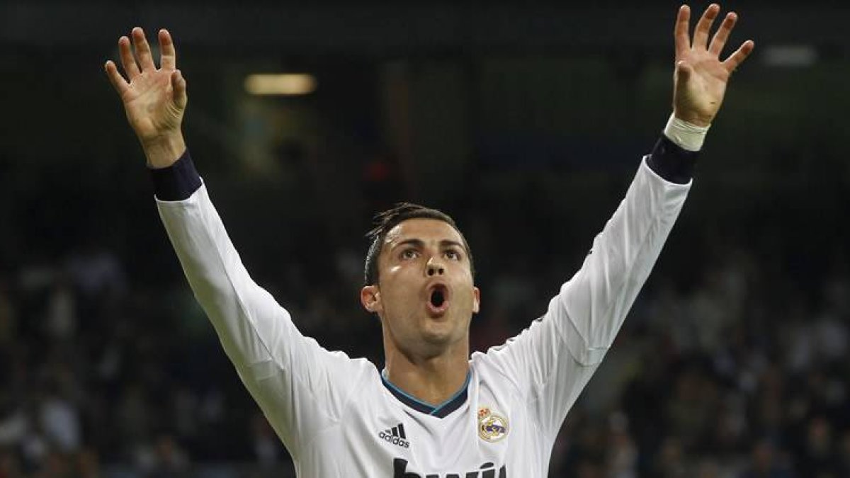 Ronaldo celebra el primero de sus tres goles ante el Deportivo de La Coruña en el Santiago Bernabéu.