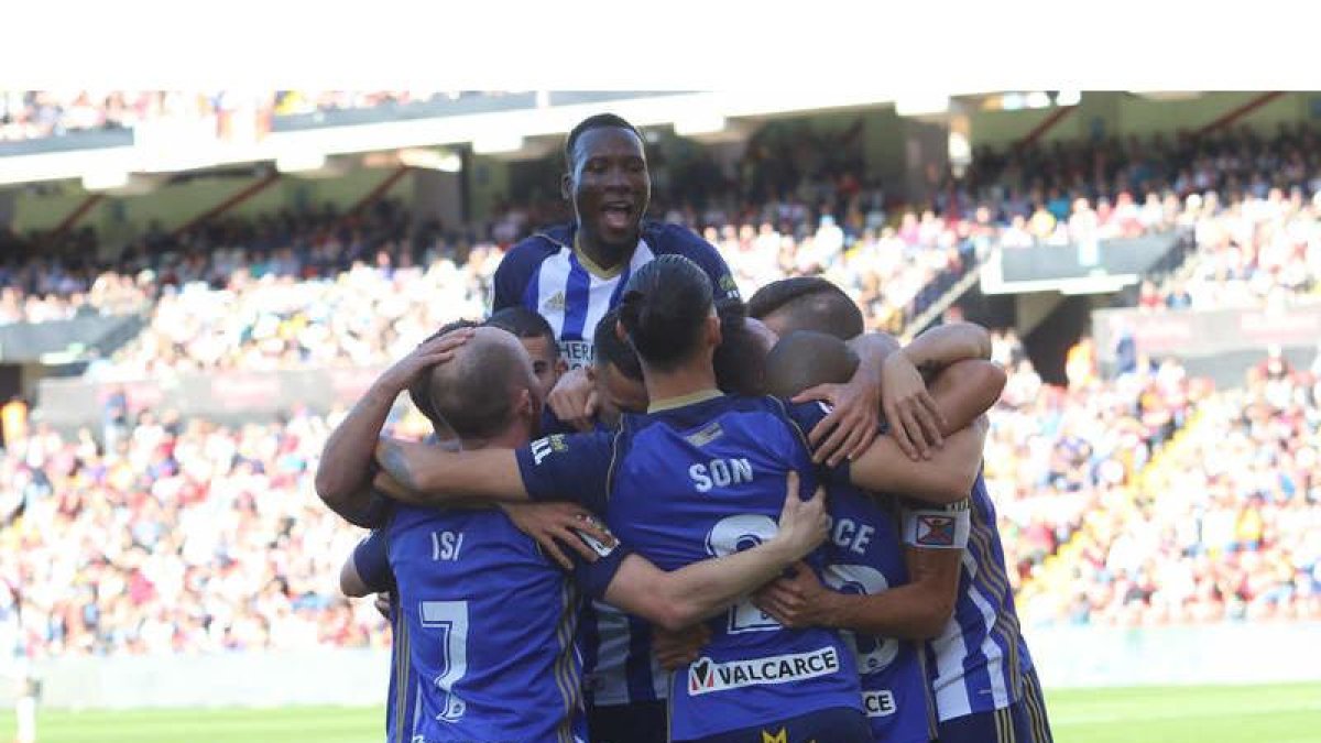 Los jugadores de la Deportiva celebran el tanto de Yuri que abría el marcador para la victoria de los bercianos ante el Rayo en Vallecas, la primera fuera de casa. L. DE LA MATA