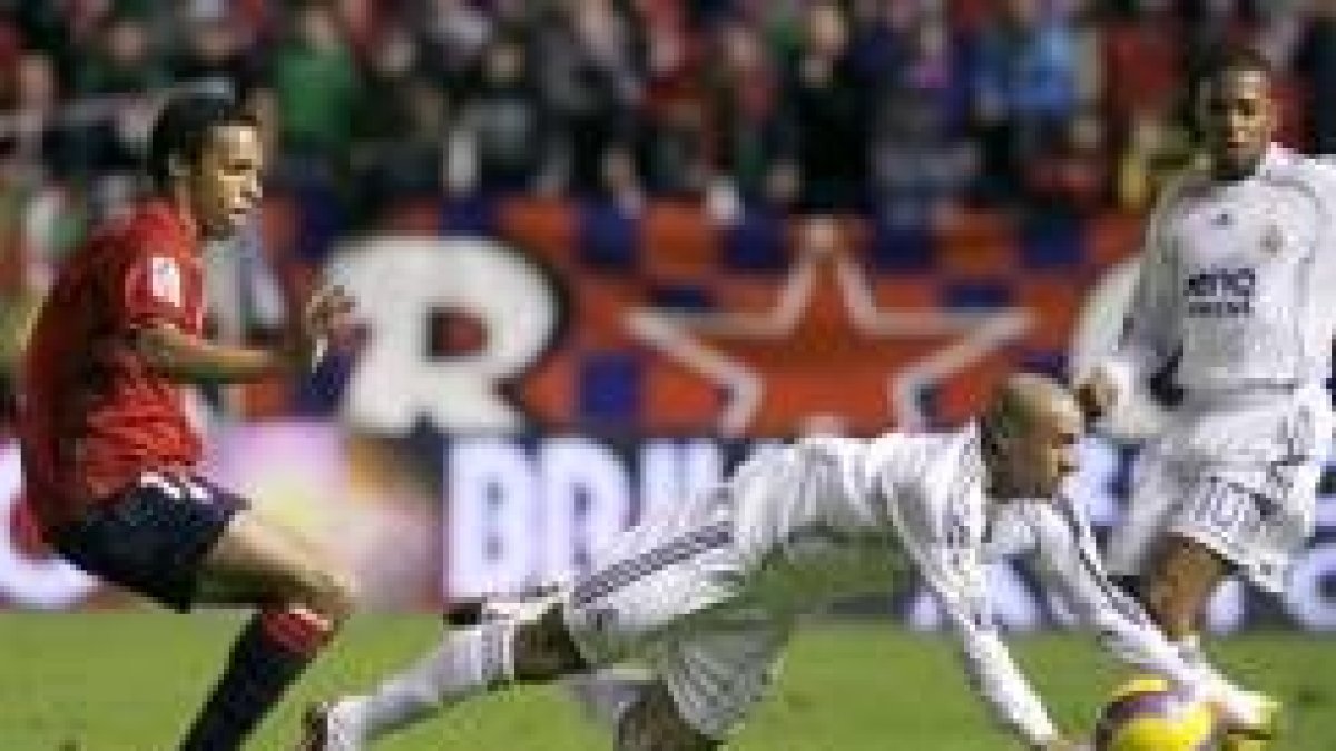 Valdo pelea un balón con el lateral blanco Roberto Carlos