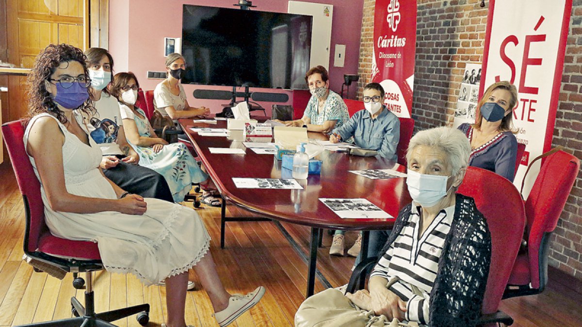 Las voluntarias de la asociación Casa de Acogida de Mujeres, en su primera reunión presencial desde la pandemia. FERNANDO OTERO