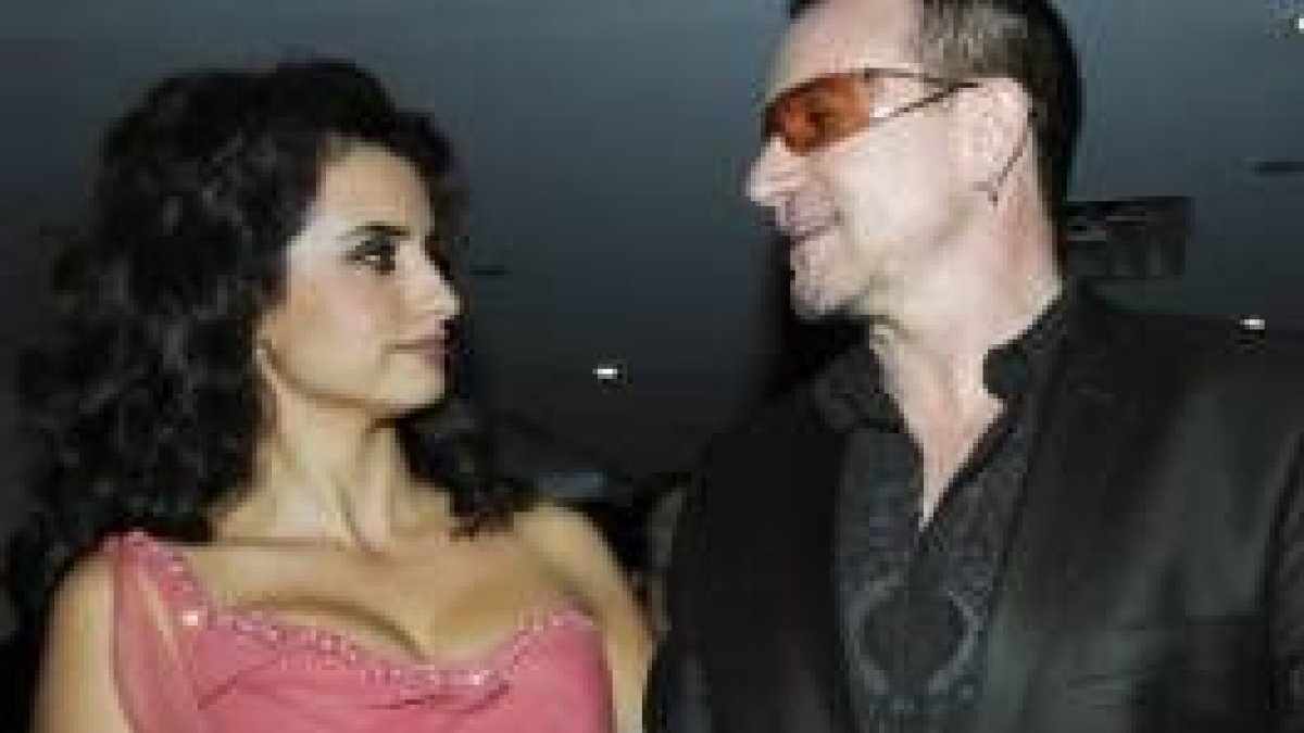 Penélope Cruz llega al estreno del filme en Nueva York con Bono