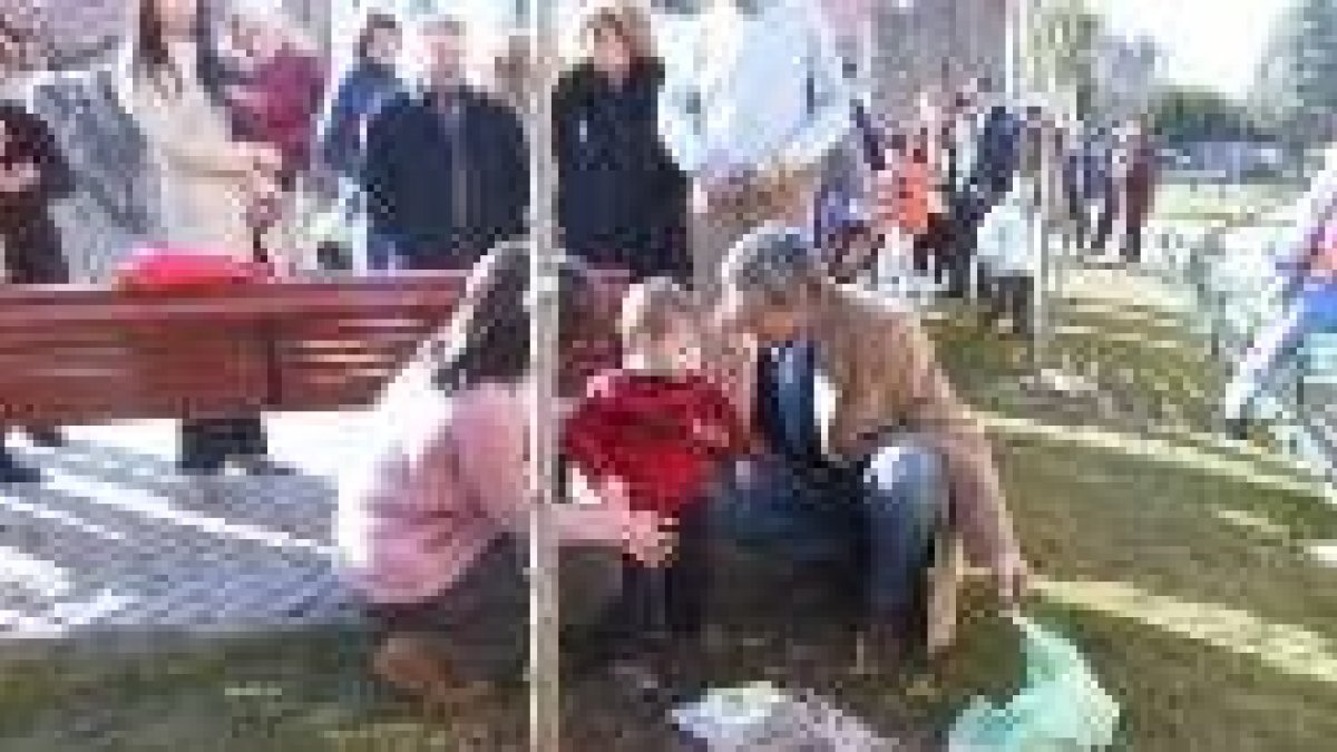 El alcalde con uno de los niños que desde ayer tiene su árbol
