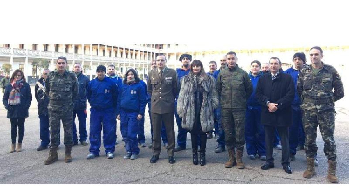 Los alumnos y los responsables del nuevo taller que se desarrolla en el acuartelamiento. C.N.