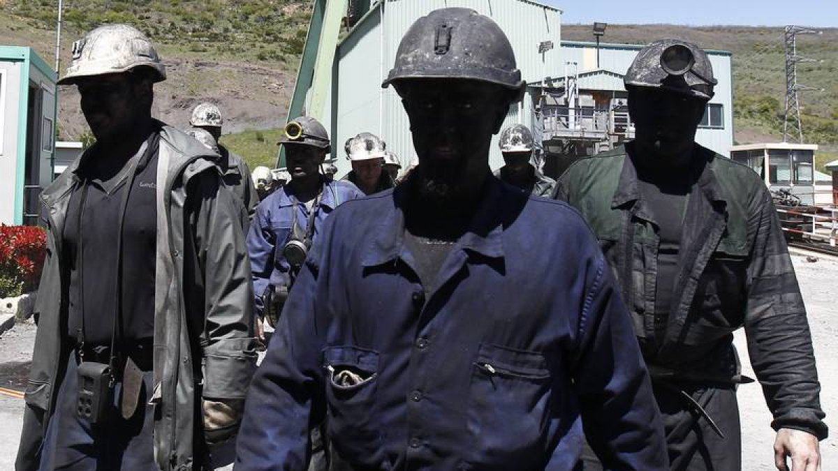 Mineros de La Vasco salen del tajo