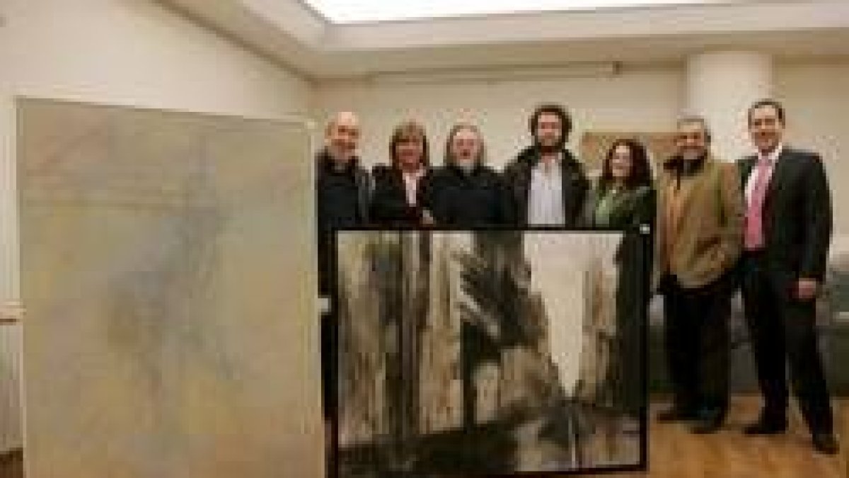 El jurado de la última edición del Premio de Pintura Diario de León con las dos obras ganadoras