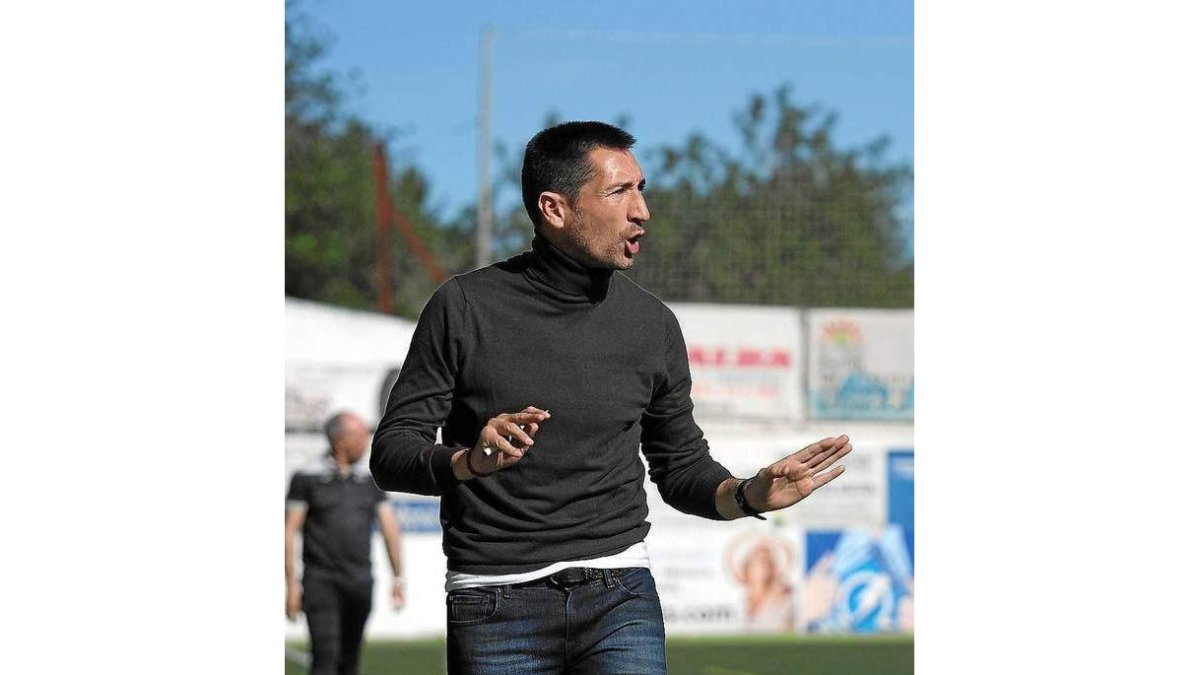 Raúl Casañ sigue esperando la respuesta de la Cultural tras dejar el Peña Deportiva Santa Eulalia. DL