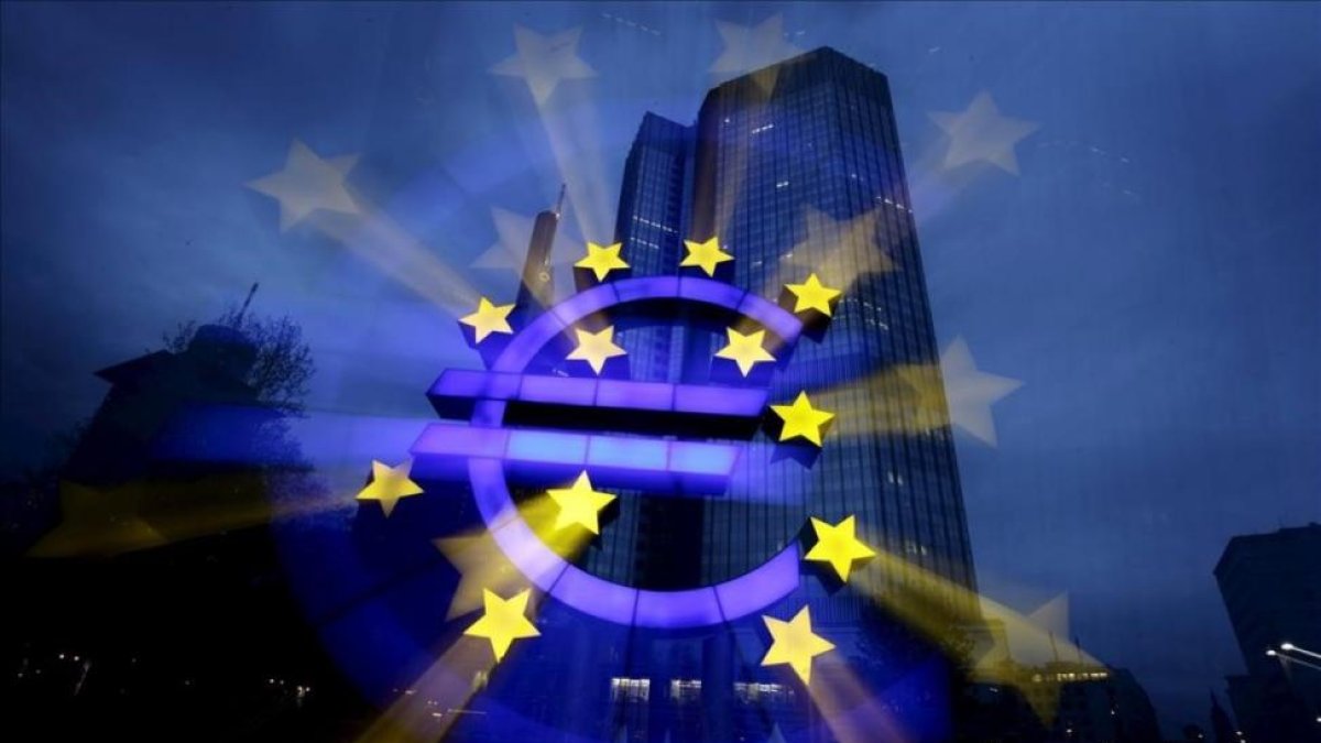 Imagen del símbolo del euro frente a la sede del BCE en Francfort.