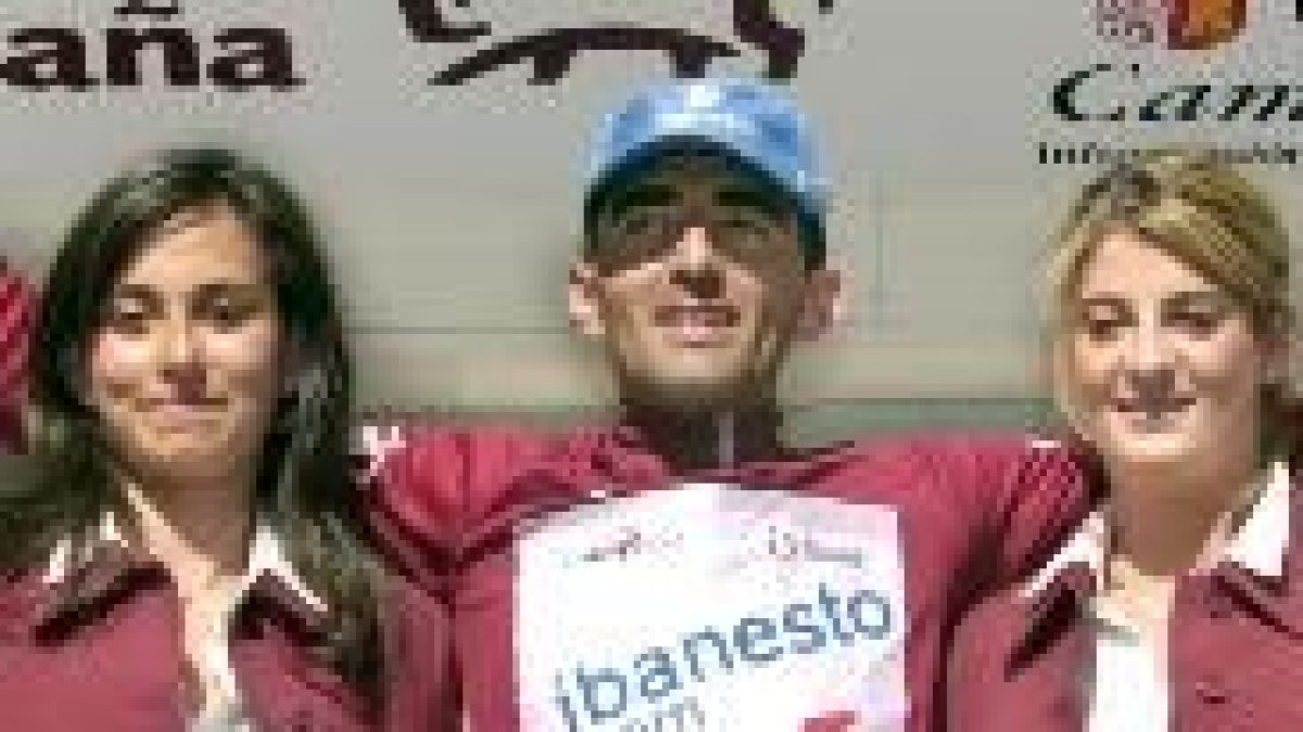 Javier Pascual, en el podio, con el maillot que le confirma como líder